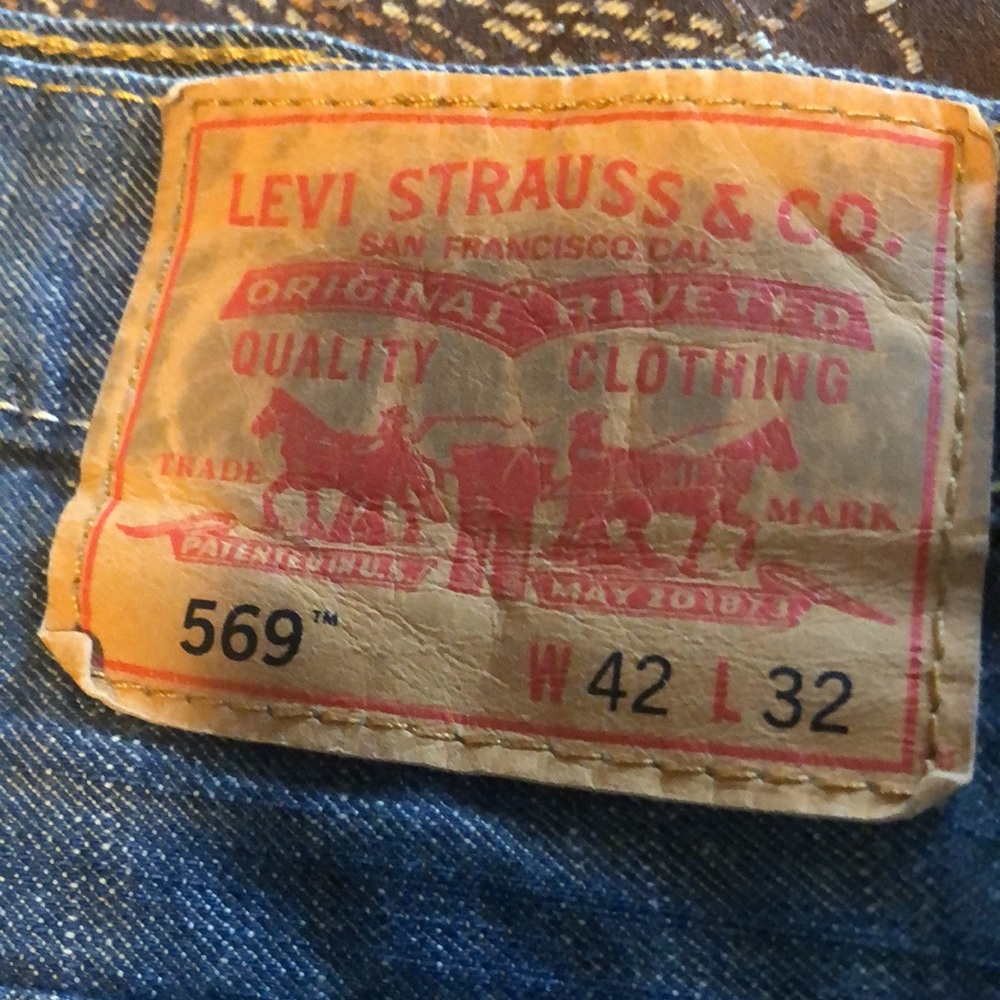 Classic Levi’s men’s jeans blue and tan. Excellent condition.